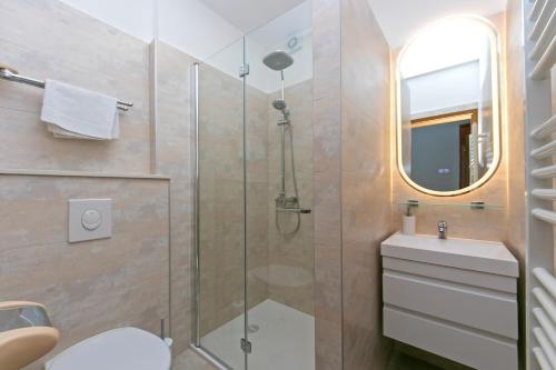 Adria Brela Apartments في بريلا: حمام مع دش ومرحاض ومغسلة