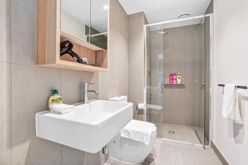 a bathroom with a sink and a toilet and a shower at Southbank Stature Building2 Bedroom Apartment in Melbourne