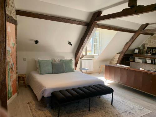 um quarto com uma cama grande num quarto com vigas em Château de la Borde à Ussel em Ussel