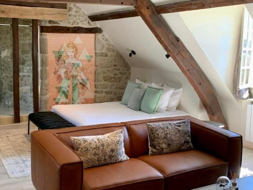 - un salon avec un canapé et un lit dans l'établissement Château de la Borde à Ussel, à Ussel