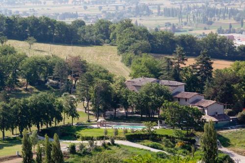una vista aérea de una casa en una colina con árboles en Ferienhaus für 20 Personen in Gubbio-Nerbisci, Ubrien Provinz Perugia, en Mocaiana