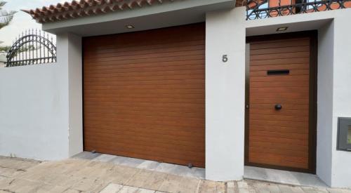 un par de puertas de madera de garaje en una casa en Apartamento Tenerife Vista Bella, en Santa Cruz de Tenerife