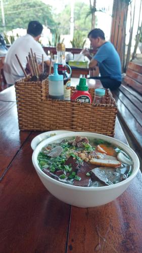 una ciotola di cibo seduta su un tavolo di legno di Lucky Phu Quoc Hotel a Phu Quoc