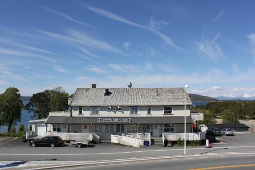 UlvsvågUlvsvåg Gjestgiveri og Fjordcamping AS的街道旁道路边的建筑物