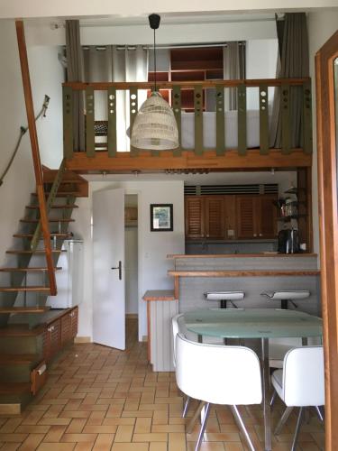 Dapur atau dapur kecil di Petite maison avec piscine entre mer et montagne