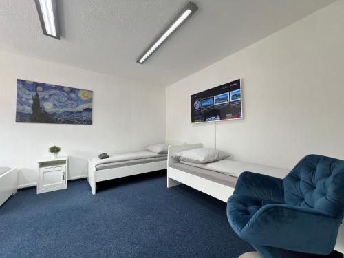 Habitación hospitalaria con cama y silla en Mieterlux Frankfurt Heusenstamm 46, en Heusenstamm