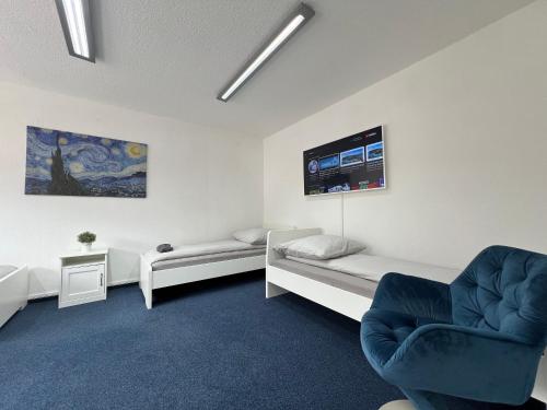 a hospital room with a bed and a chair at Mieterlux Frankfurt Heusenstamm 46 in Heusenstamm