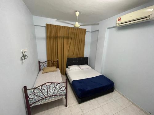 Postel nebo postele na pokoji v ubytování Serene Bukit Beruang Cottage 4 ROOMS FULL AIRCOND & NETFLIX by EZYROOM MELAKA