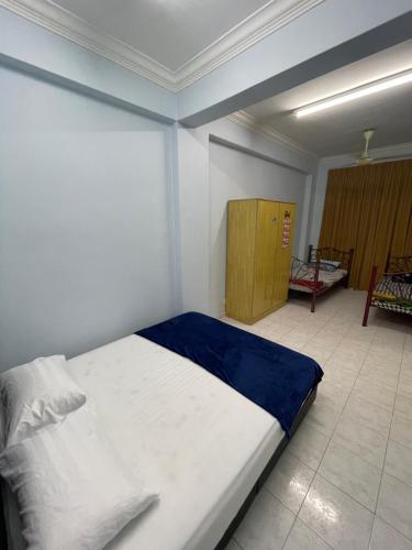 Postel nebo postele na pokoji v ubytování Serene Bukit Beruang Cottage 4 ROOMS FULL AIRCOND & NETFLIX by EZYROOM MELAKA