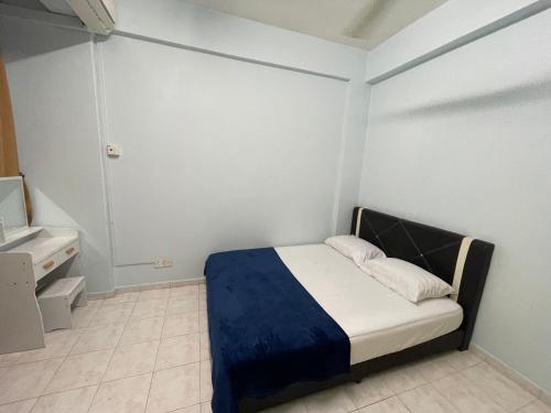Postel nebo postele na pokoji v ubytování Serene Bukit Beruang Cottage 4 ROOMS FULL AIRCOND & NETFLIX by EZYROOM MELAKA