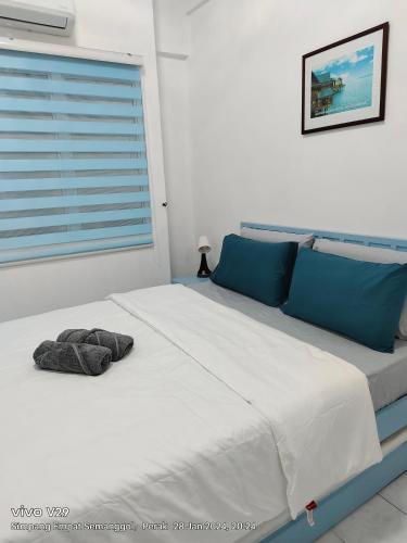 Кровать или кровати в номере Fontainebleau by Loteloft at Bukit Merah Laketown