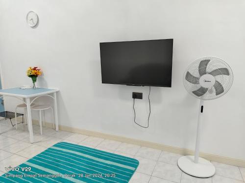 Телевизор и/или развлекательный центр в Fontainebleau by Loteloft at Bukit Merah Laketown
