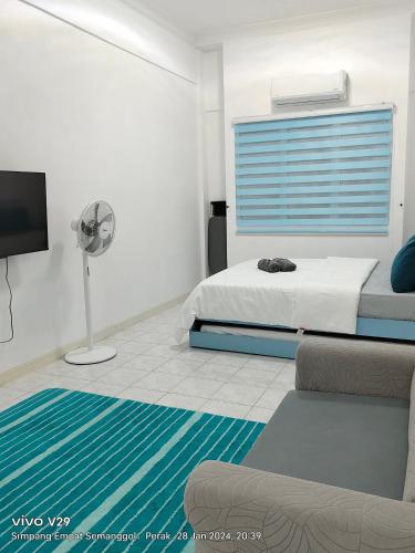 Кровать или кровати в номере Fontainebleau by Loteloft at Bukit Merah Laketown