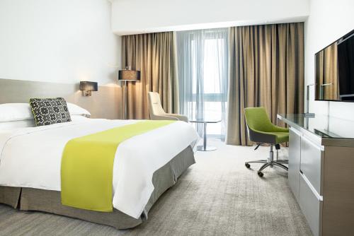 Postel nebo postele na pokoji v ubytování Novotel Muscat Airport