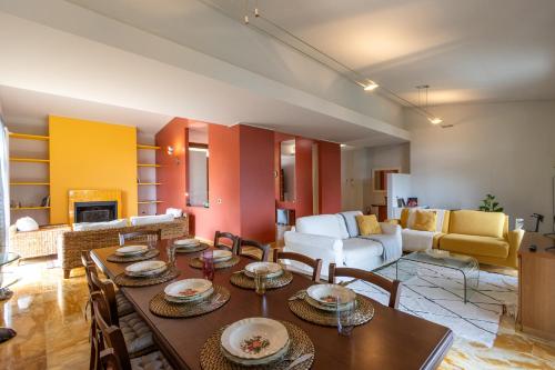 uma sala de estar com uma mesa e um sofá em Al Castagneto Foresteria Lombarda em Montevecchia