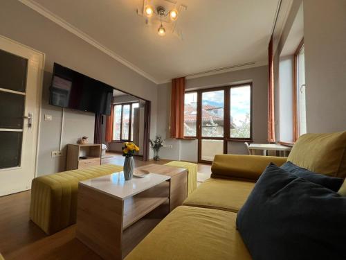 Rio Sunny 2BDR Apt near NDK - Metro - non-stop paid public Parking