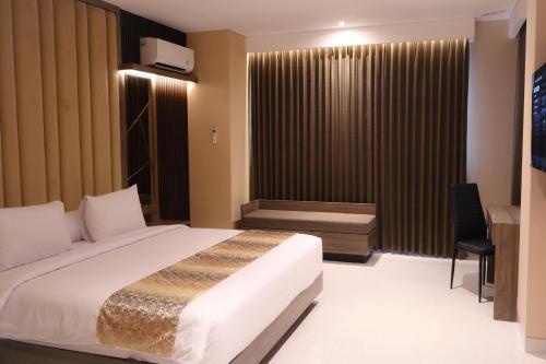 Postel nebo postele na pokoji v ubytování Eno Front One Hotel Semarang