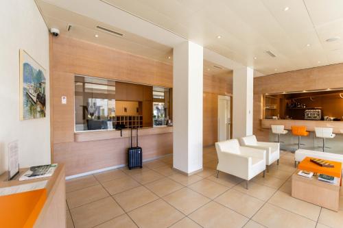 - un salon avec un canapé et une table dans l'établissement Hotel Garni Muralto, à Locarno