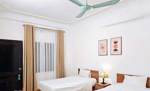 1 Schlafzimmer mit 2 Betten und einem Deckenventilator in der Unterkunft Especen Hotel in Hanoi