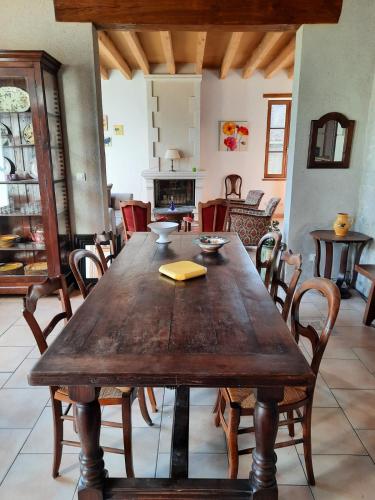 Gîte de l'école في بونليفوا: غرفة طعام مع طاولة وكراسي خشبية