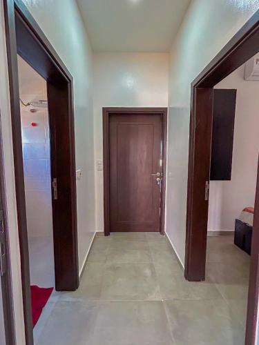 korytarz z dwoma drzwiami w pokoju w obiekcie Property House w mieście Lomé