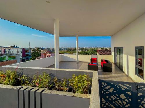 En balkon eller terrasse på Property House