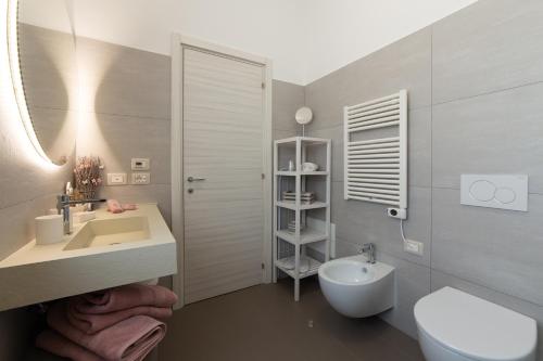 a bathroom with a sink and a toilet at Le Casette di Giò in Monteodorisio