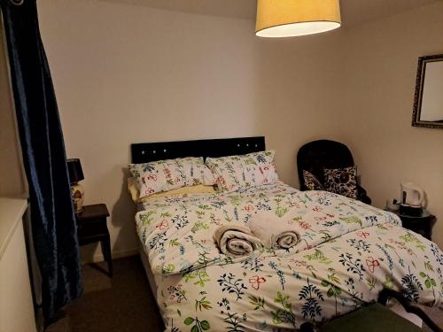 Llit o llits en una habitació de 3 Cosy private rooms in house near Safari Park & Hospital