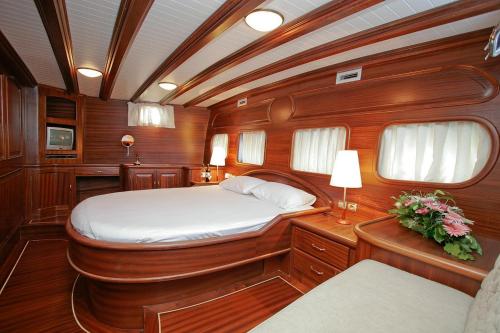 una camera da letto in una barca con un letto dentro di Silver a Palermo
