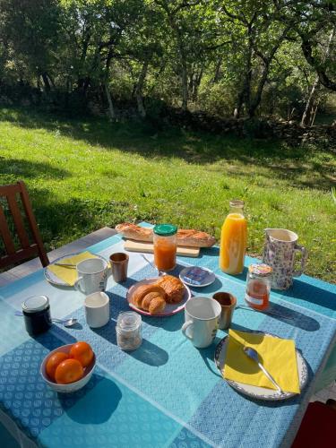 une table avec un chiffon bleu et de la nourriture dans l'établissement Les marguerites, à Vers-Pont-du-Gard