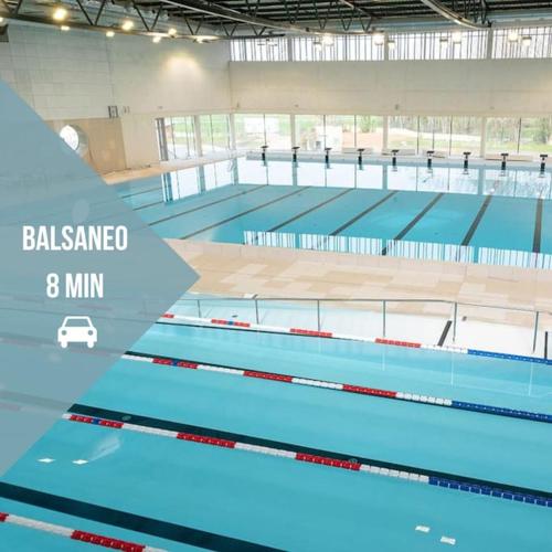 a view of a swimming pool with the words ballamed min at Le Gué • Élégance fonctionnelle • Parking simple in Saint-Maur