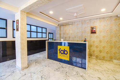 FabHotel Prime Esta Inn في بيون: غرفة كبيرة مع علامة صفراء كبيرة على الحائط