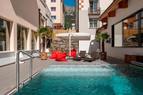 ein Schwimmbad in der Mitte eines Gebäudes in der Unterkunft Hotel Schweizerhof Lenzerheide in Lenzerheide