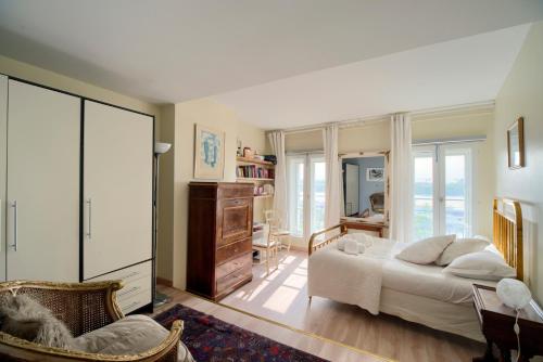 une chambre avec un lit et une grande fenêtre dans l'établissement Le Renversant - Appartement d'exception de 160m2, à Bordeaux