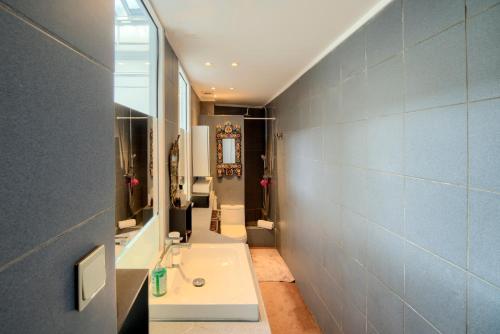 une salle de bain avec un lavabo et un miroir dans l'établissement Le Renversant - Appartement d'exception de 160m2, à Bordeaux