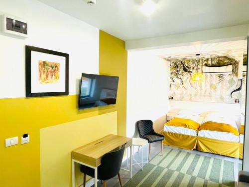 Calnic的住宿－Motel Azur，一间卧室配有一张床、一张书桌和一台电视。