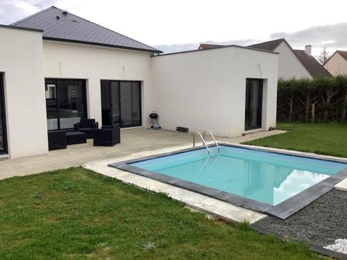 una piscina en el patio trasero de una casa en Maison 24h du Mans et jeux olympiques, en Moncé-en-Belin
