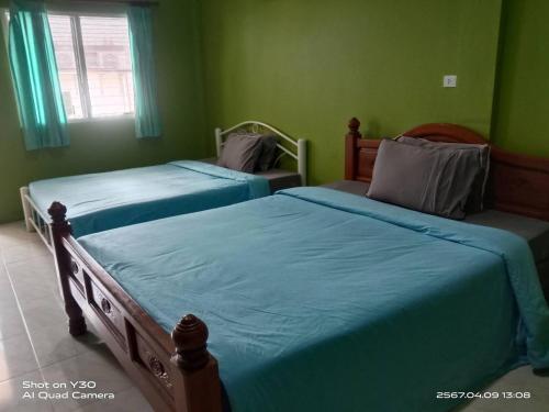 Postel nebo postele na pokoji v ubytování RoomQuest Amphawa Vaylasamran