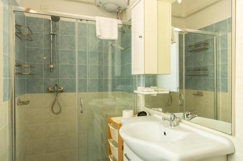 a bathroom with a sink and a shower at Residenza Alle Fonti palazzo del 1886 nel cuore di Vittorio Veneto in Vittorio Veneto