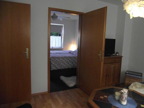 Habitación con una puerta que da a un dormitorio en Ferienwohnung Annabelle, 15134, en Leer