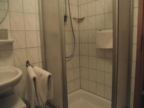 un baño con ducha y lavabo en Ferienwohnung Annabelle, 15134, en Leer