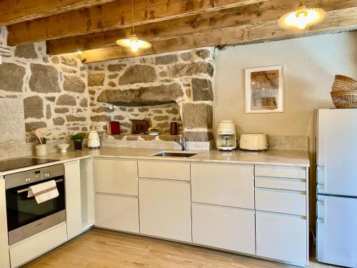 Nhà bếp/bếp nhỏ tại Gîte de charme tout confort au coeur d'un domaine paysager