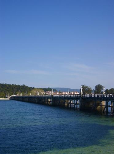 a bridge over a large body of water at Estrela de mar in O Grove