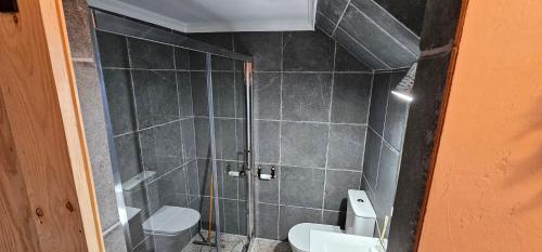 ein Bad mit einer Dusche, einem WC und einem Waschbecken in der Unterkunft casa gecko in Benalmádena