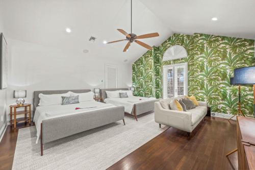 een woonkamer met 2 bedden en een bank bij Florida Keys Villa Beach Proximity Heated Pool Serenity at its Finest Hemingway Key VlLLAS in Fort Lauderdale
