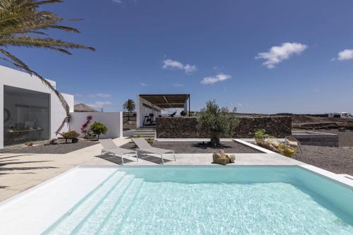 a swimming pool in the backyard of a house at Finca el Rincón de Lanzarote in Tías