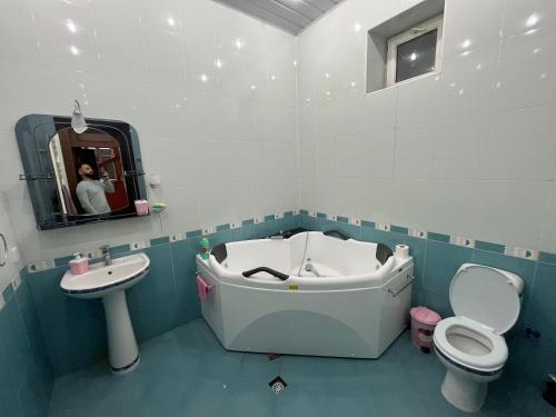 y baño con bañera, aseo y lavamanos. en Eden Guest House en Corat