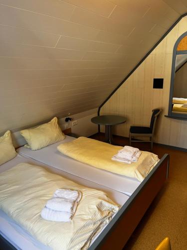 two beds sitting next to each other in a room at Apartment Bakenweg für maximal 4 Personen in Norden