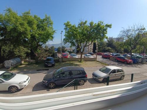 un grupo de autos estacionados en un estacionamiento en Apartman Petra, en Split