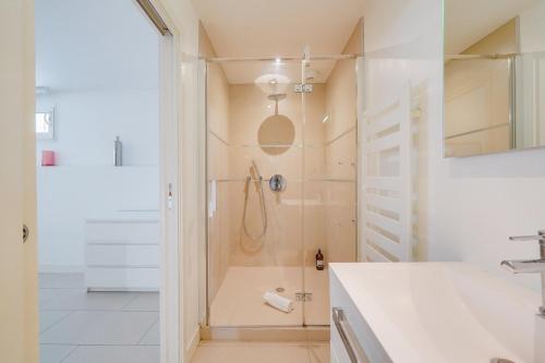 La salle de bains est pourvue d'une douche et d'un lavabo. dans l'établissement L'Arcachonnaise by Cocoonr, à Bordeaux